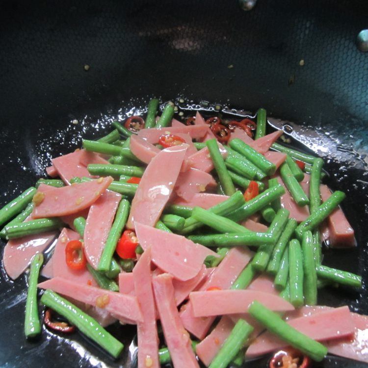 火腿烧豆角步骤8
