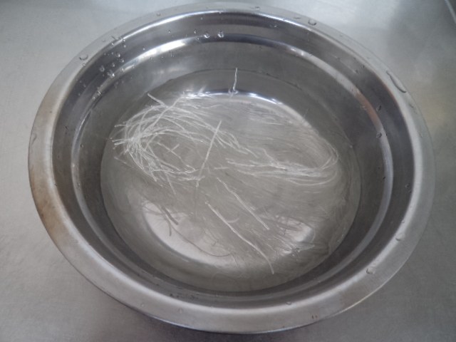 火腿粉丝拌菠菜步骤1