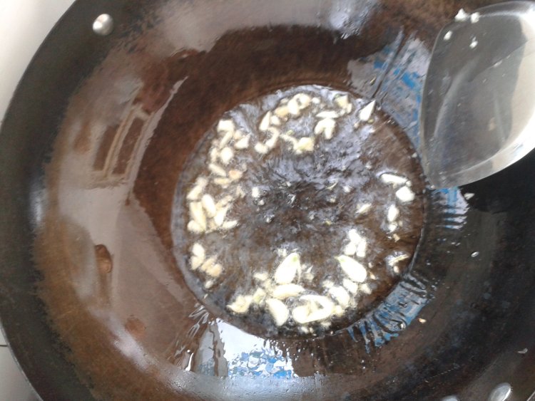 火腿炒蒜苔步骤4