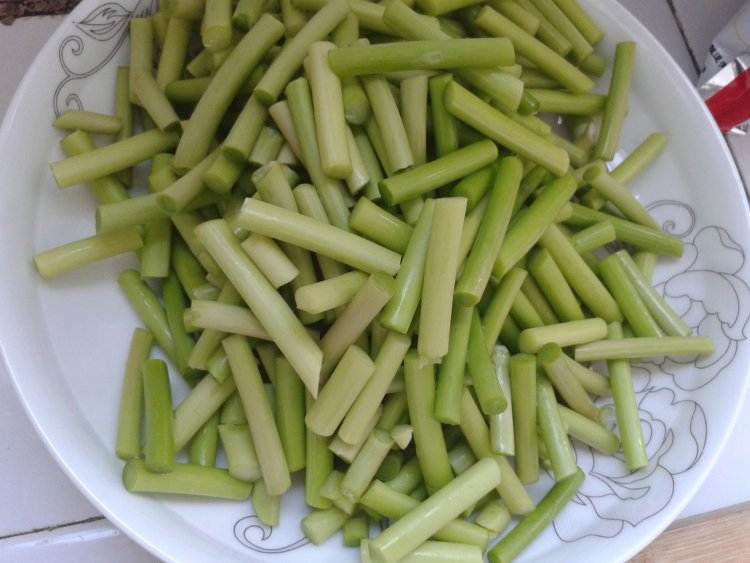 火腿炒蒜苔步骤3