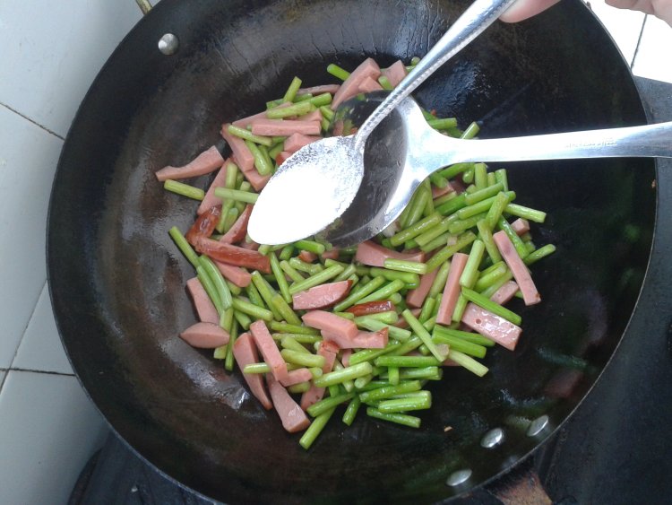 火腿炒蒜苔步骤7