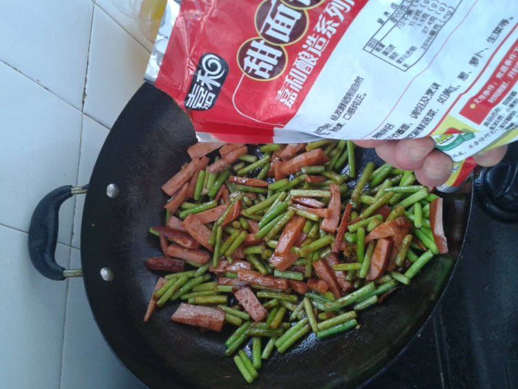 火腿炒蒜苔步骤8
