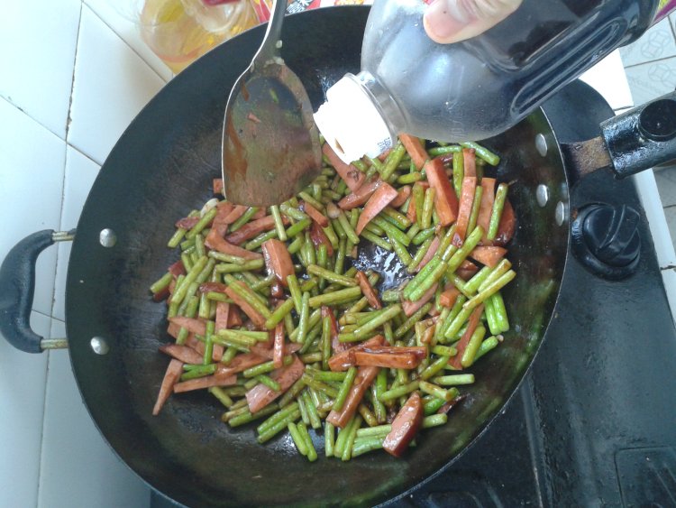 火腿炒蒜苔步骤9