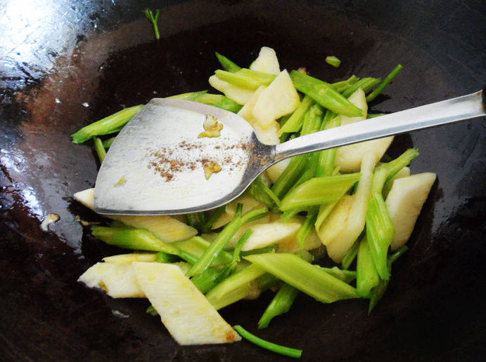 火腿炒山药芹菜步骤7