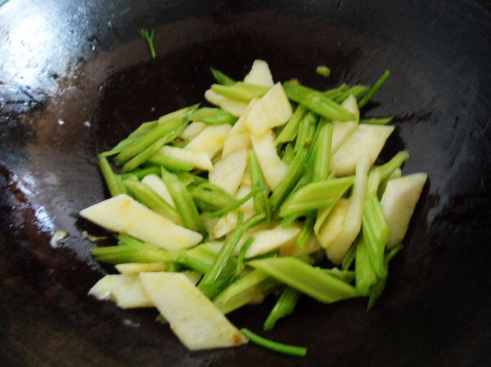 火腿炒山药芹菜步骤6