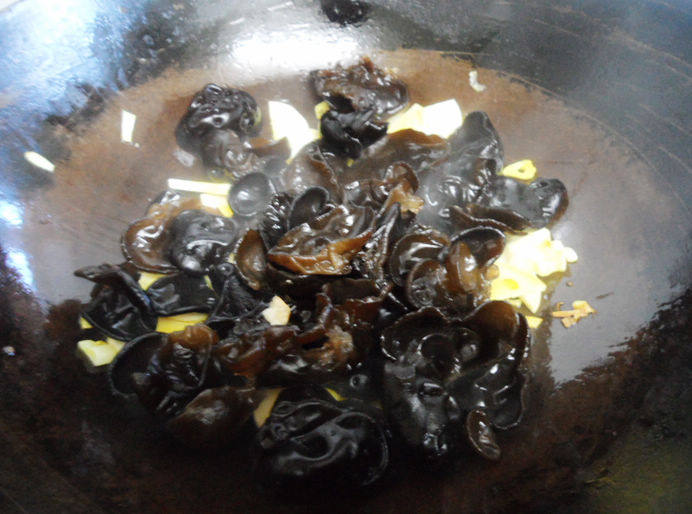火腿西芹菌类小炒步骤5