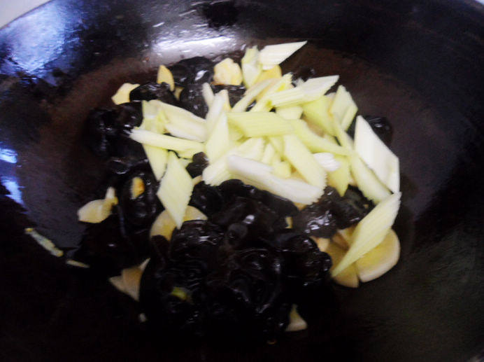 火腿西芹菌类小炒步骤6