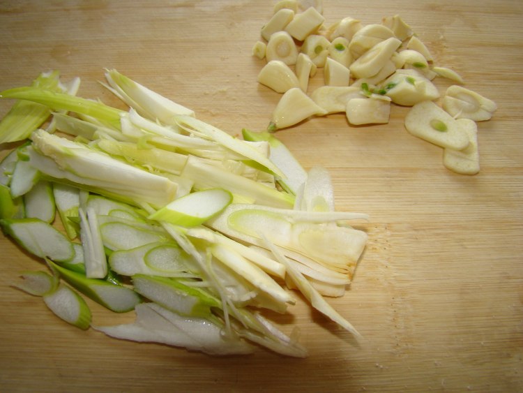 火腿炒豆芽步骤1
