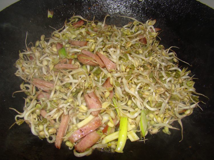 火腿炒豆芽步骤7