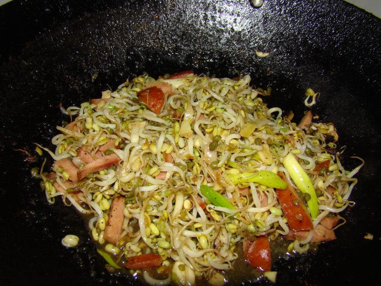 火腿炒豆芽步骤9