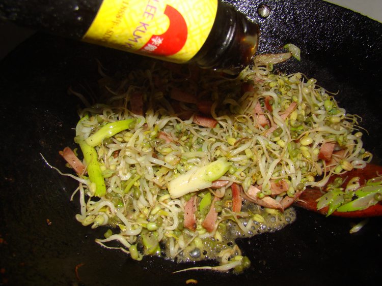 火腿炒豆芽步骤8