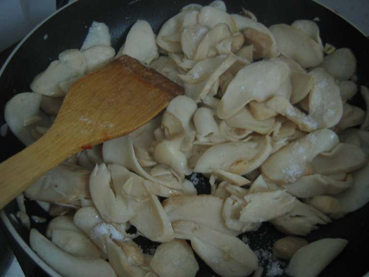 鸡腿菇炒火腿步骤7