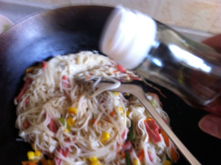 蔬菜火腿炒面步骤13