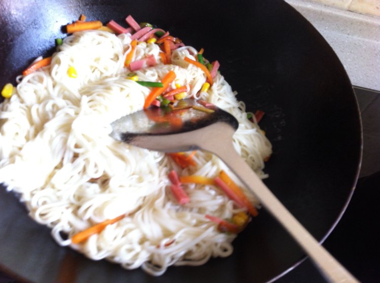 蔬菜火腿炒面步骤11