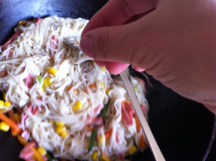 蔬菜火腿炒面步骤12
