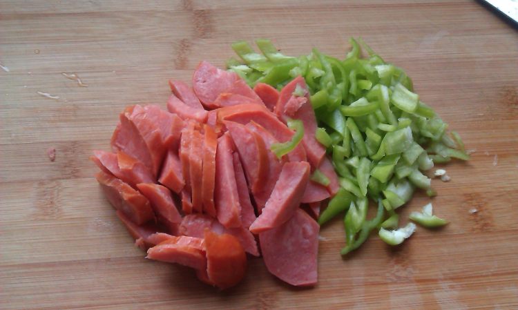 蚕豆炒火腿步骤2