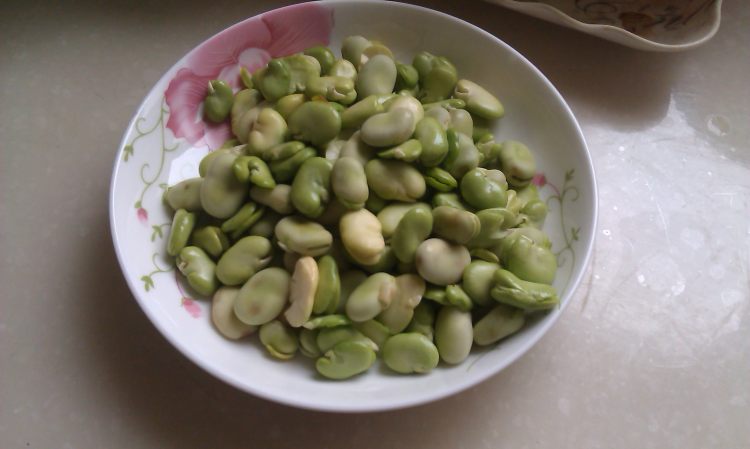 蚕豆炒火腿步骤1