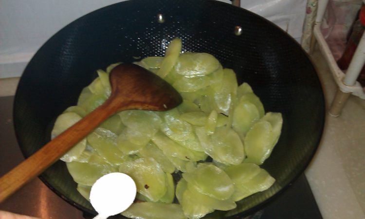 火腿炒莴苣步骤5