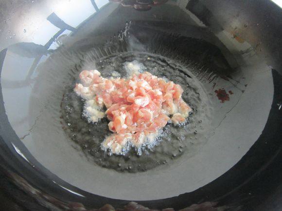 酸菜肉末炒米饭步骤6