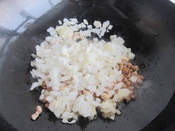酸菜肉末炒米饭步骤7