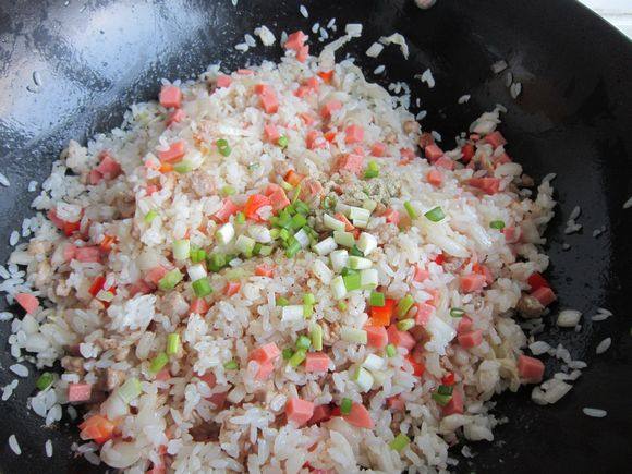 酸菜肉末炒米饭步骤12
