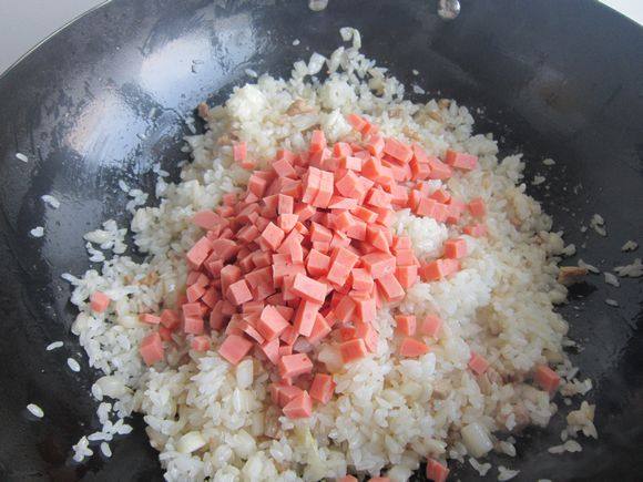 酸菜肉末炒米饭步骤9
