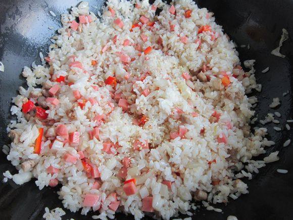酸菜肉末炒米饭步骤11