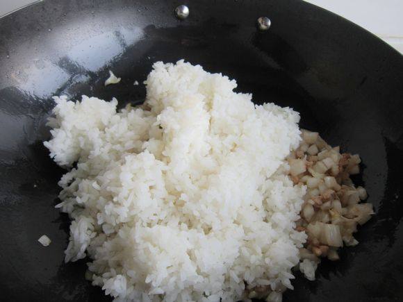 酸菜肉末炒米饭步骤8