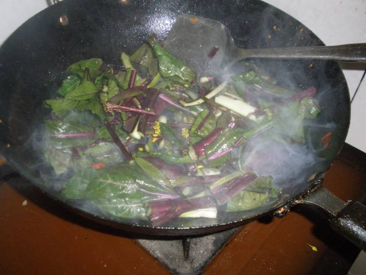 香菇片炒紫菜苔步骤2