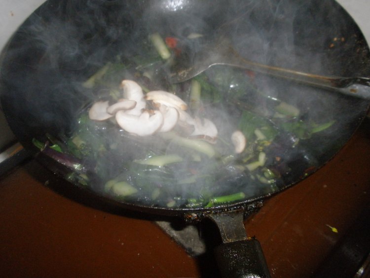 香菇片炒紫菜苔步骤5