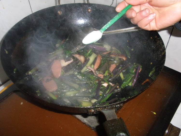 香菇片炒紫菜苔步骤7