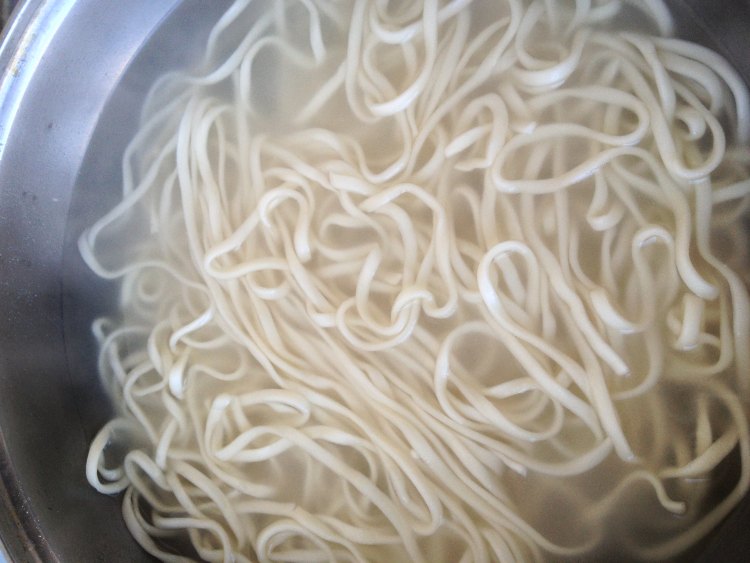 火腿肉丝炒面步骤1