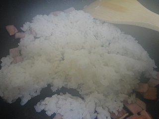 蛋包番茄酱炒饭步骤9