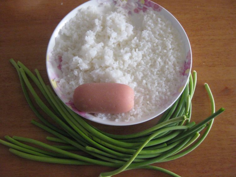 蒜苔火腿炒饭步骤1