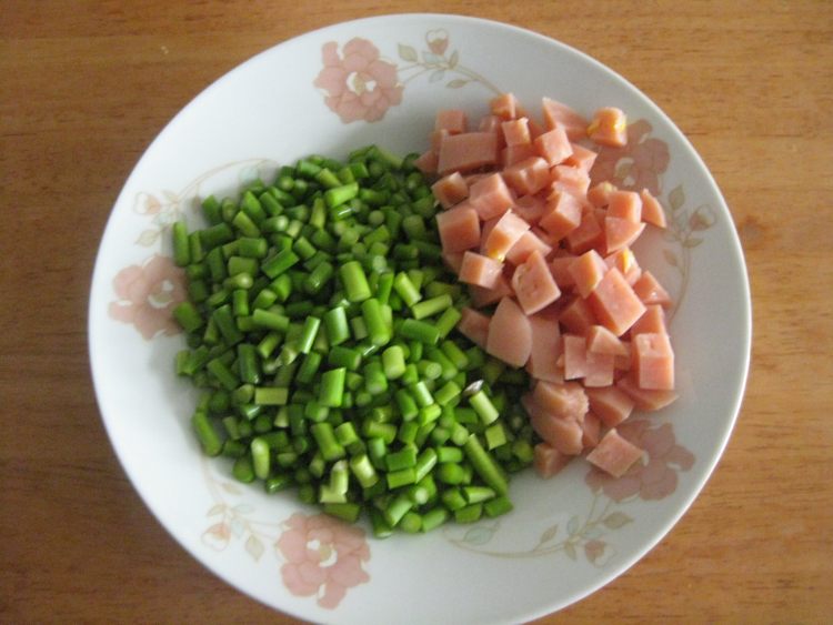 蒜苔火腿炒饭步骤2