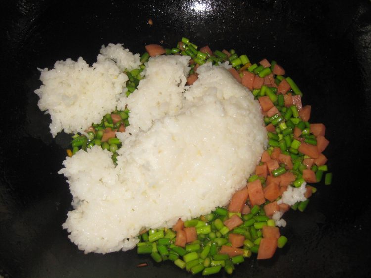 蒜苔火腿炒饭步骤7
