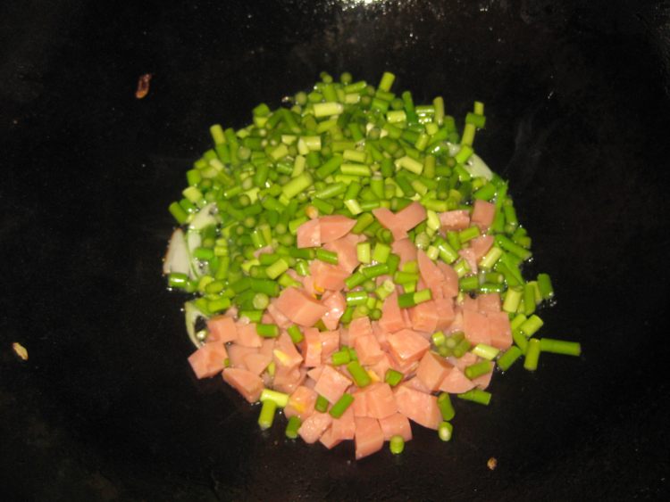 蒜苔火腿炒饭步骤5