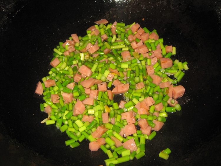 蒜苔火腿炒饭步骤6