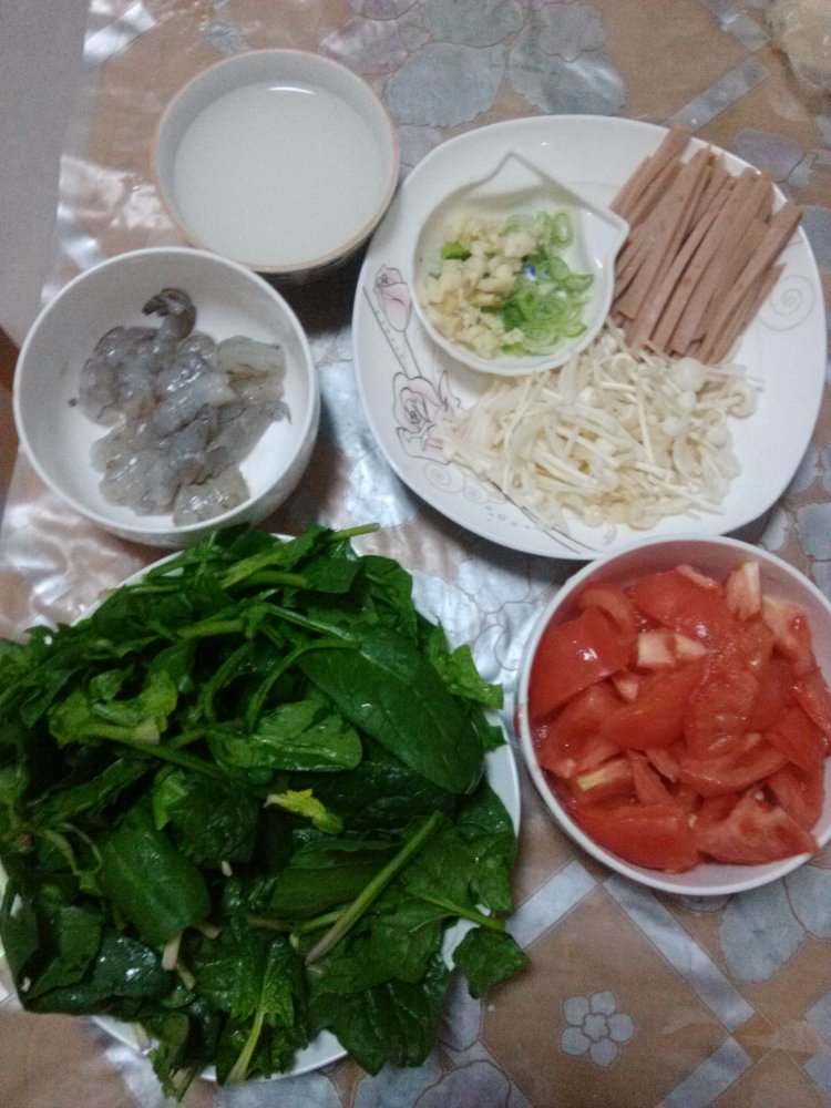 鲜味番茄烩菠菜步骤1