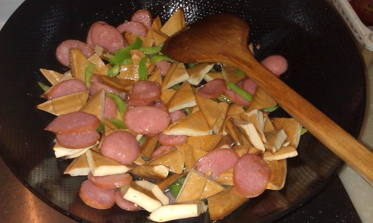火腿炒豆腐干步骤2