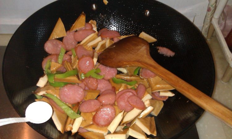 火腿炒豆腐干步骤3