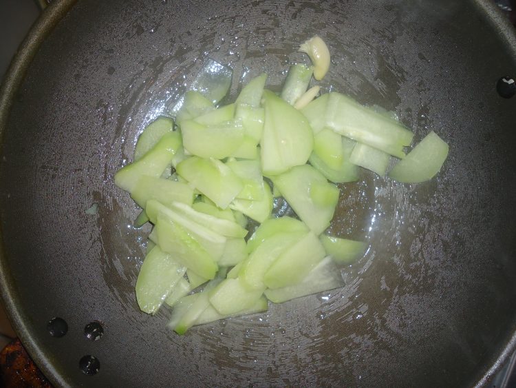 拂手瓜抄火腿步骤3