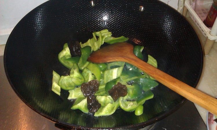 黑木耳炒火腿步骤3
