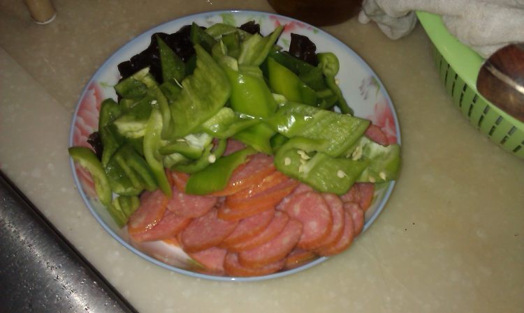 黑木耳炒火腿步骤1