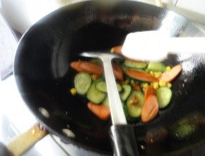 玉米青瓜炒火腿步骤7