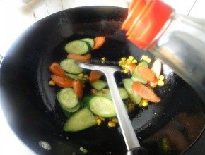 玉米青瓜炒火腿步骤8
