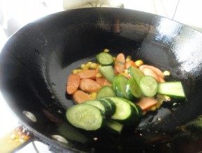 玉米青瓜炒火腿步骤6