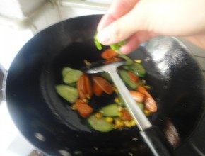 玉米青瓜炒火腿步骤9