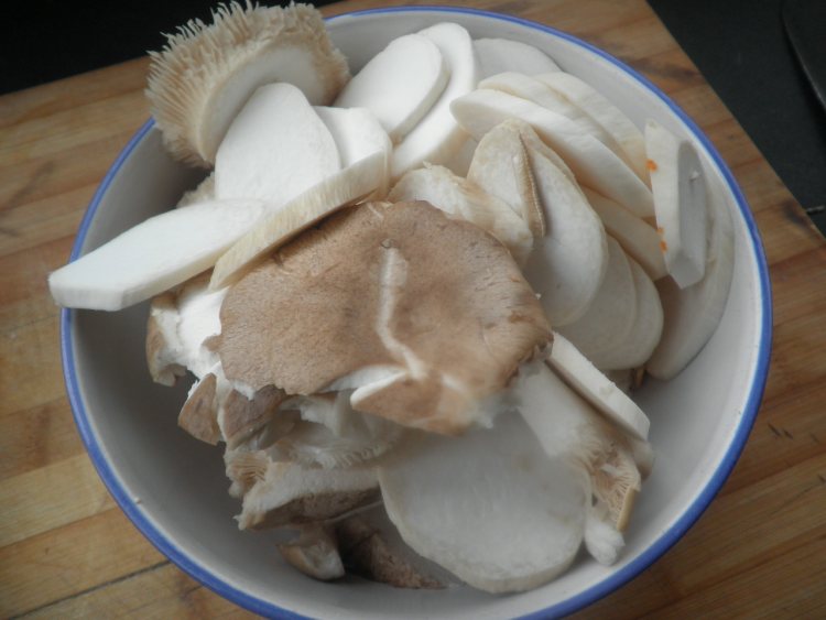 菜花杏鲍菇炒火腿步骤2