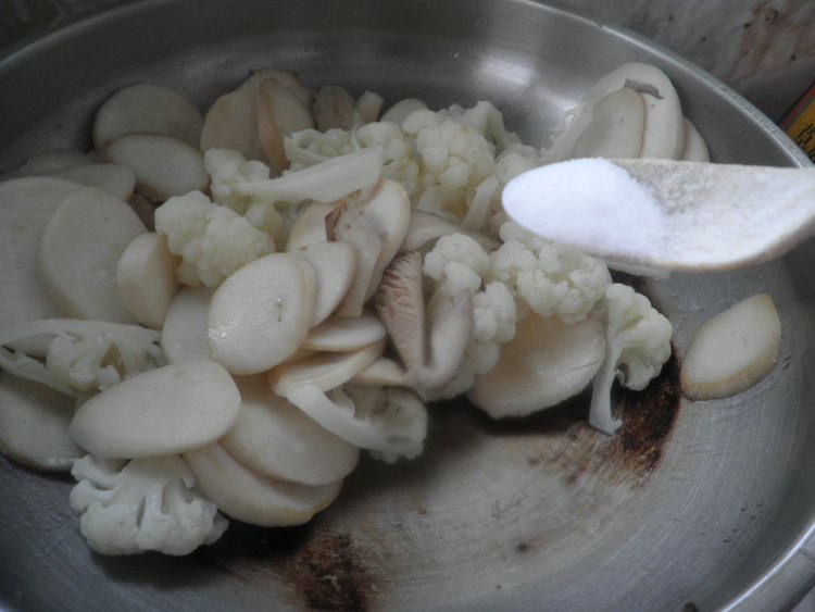 菜花杏鲍菇炒火腿步骤8